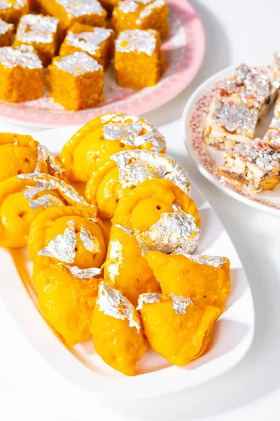 Hint Diwali Tatlı Yemekler Chandrakala Şekersiz Kuru Meyveler, Mung Dal Chakki ve Tatlı Samosa