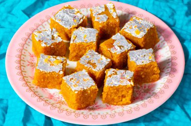 Hint Tatlısı Mung Dal Chakki veya Moong Dal Barfi