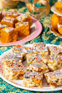 Mung Dal Chakki ya da Chandrakala ile Hint Popüler Gıda Şekersiz Kuru Meyveler