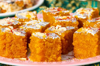 Hint Tatlısı Mung Dal Chakki veya Moong Dal Barfi