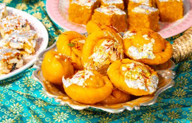 Hint Diwali Tatlı Yemekler Chandrakala Şekersiz Kuru Meyveler, Mung Dal Chakki ve Tatlı Samosa