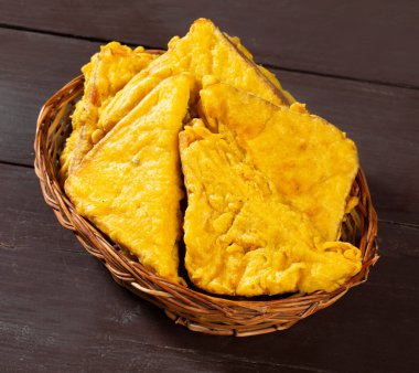 Hint usulü abur cubur Pakora ya da Bread Bhaji, sıradan bir sokak yemeği. Ekmek dilimleri, Gram unu ve baharatlardan yapılmıştır.