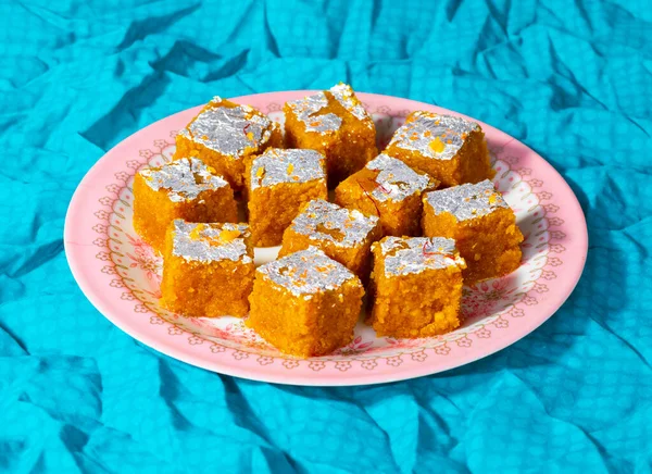 Hint Tatlısı Mung Dal Chakki veya Moong Dal Barfi