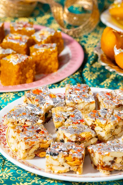 Mung Dal Chakki ya da Chandrakala ile Hint Popüler Gıda Şekersiz Kuru Meyveler