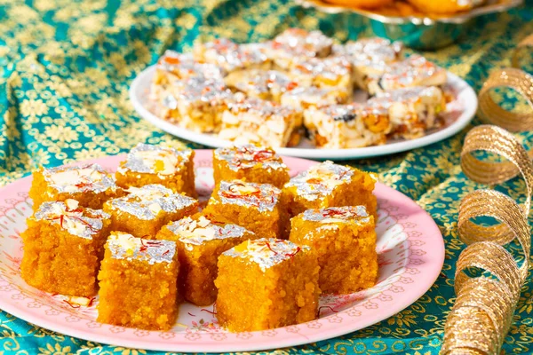 Hint Özel Yemeği Mung Dal Chakki veya Şekersiz Kuru Meyveli Moong Dal Barfi veya Chandrakala