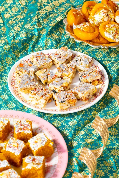 Mung Dal Chakki ya da Chandrakala ile Hint Popüler Gıda Şekersiz Kuru Meyveler