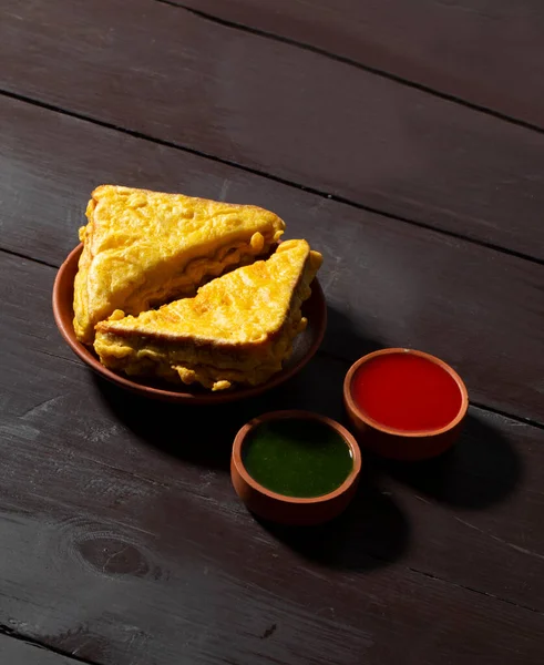 インドの揚げスナックパンパコラやパンバージは トマトケチャップで提供されます それはパンのスライスから作られている緑のチャツネ グラムの粉とスパイス他の成分の中で — ストック写真