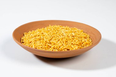 Bikaneri geleneksel olarak Baharatlı Bhujia Sev, Güve Fasulyesi, Besan ve Baharat Kullanımı tarafından hazırlanmış bir Popüler Çıtır Atıştırmadır. Beyaz Arkaplanda