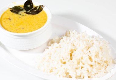 Hint Geleneksel Mutfağı Kadhi Chawal da Curry Chawal olarak bilinir, Yoğurt körili ve pirinçli.