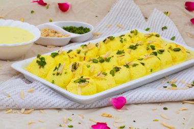 Geleneksel Hint Özel Tatlısı Ras Malai Rasmalai ya da Rossomalai olarak da bilinir.