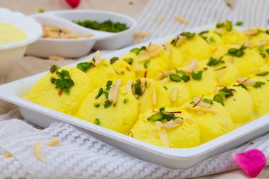 Geleneksel Hint Özel Tatlısı Ras Malai Rasmalai ya da Rossomalai olarak da bilinir.