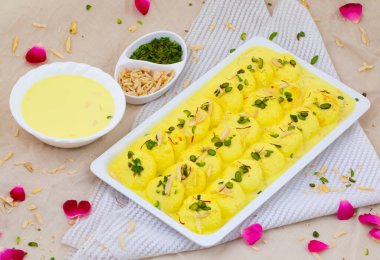 Geleneksel Hint Özel Tatlısı Ras Malai Rasmalai ya da Rossomalai olarak da bilinir.