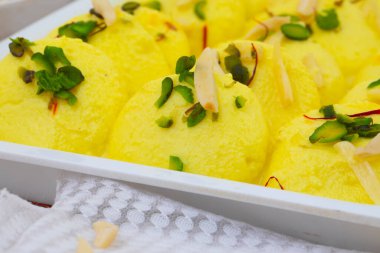 Geleneksel Hint Özel Tatlısı Ras Malai Rasmalai ya da Rossomalai olarak da bilinir.