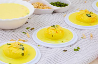Geleneksel Hint Özel Tatlısı Ras Malai Rasmalai ya da Rossomalai olarak da bilinir.