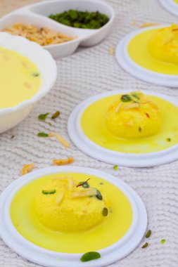 Geleneksel Hint Özel Tatlısı Ras Malai Rasmalai ya da Rossomalai olarak da bilinir.