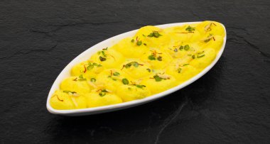 Geleneksel Hint Özel Tatlısı Ras Malai Rasmalai ya da Rossomalai olarak da bilinir.