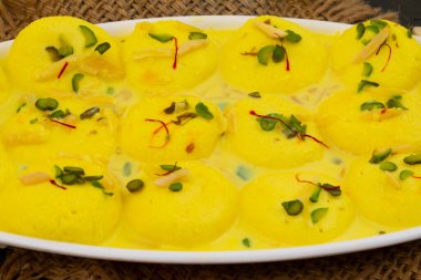 Geleneksel Hint Özel Tatlısı Ras Malai Rasmalai ya da Rossomalai olarak da bilinir.