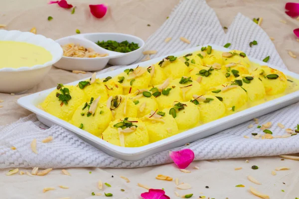 Geleneksel Hint Özel Tatlısı Ras Malai Rasmalai ya da Rossomalai olarak da bilinir.