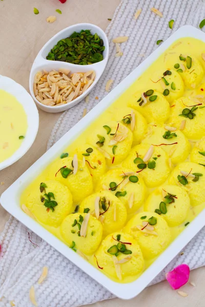 Geleneksel Hint Özel Tatlısı Ras Malai Rasmalai ya da Rossomalai olarak da bilinir.