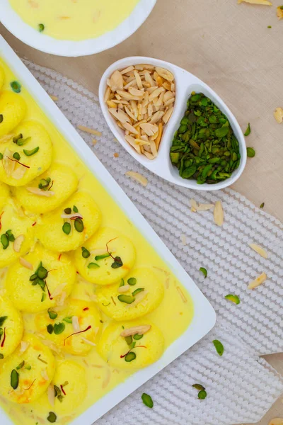 Geleneksel Hint Özel Tatlısı Ras Malai Rasmalai ya da Rossomalai olarak da bilinir.