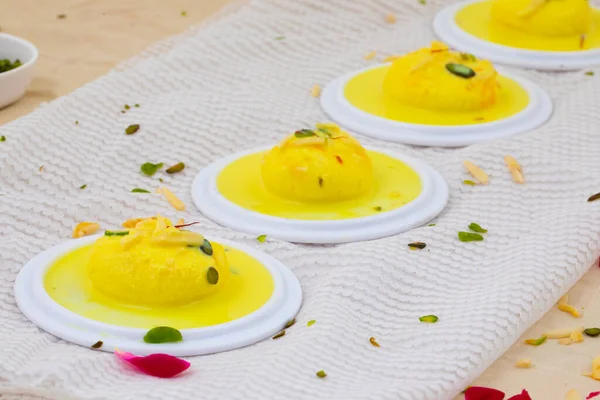 Geleneksel Hint Özel Tatlısı Ras Malai Rasmalai ya da Rossomalai olarak da bilinir.