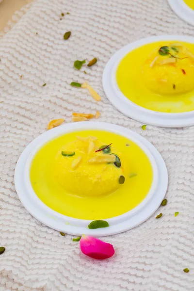 Geleneksel Hint Özel Tatlısı Ras Malai Rasmalai ya da Rossomalai olarak da bilinir.