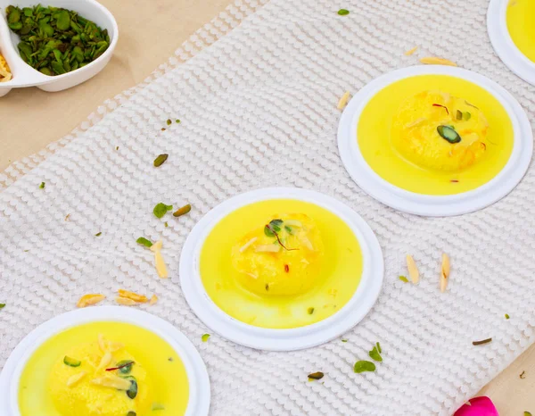 Geleneksel Hint Özel Tatlısı Ras Malai Rasmalai ya da Rossomalai olarak da bilinir.