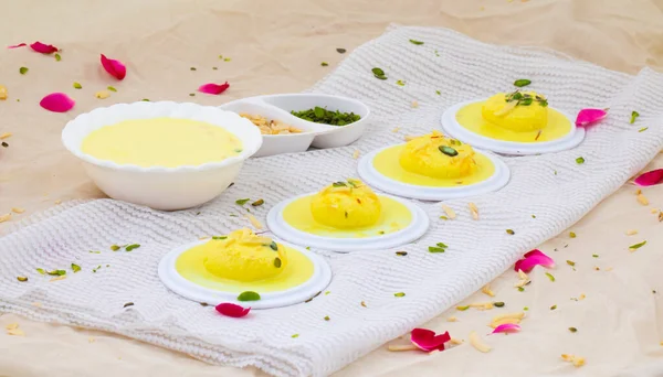 Geleneksel Hint Özel Tatlısı Ras Malai Rasmalai ya da Rossomalai olarak da bilinir.