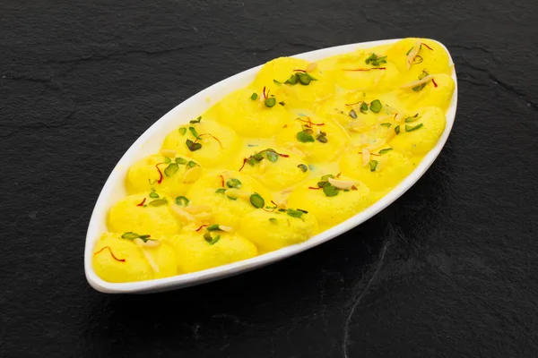 Geleneksel Hint Özel Tatlısı Ras Malai Rasmalai ya da Rossomalai olarak da bilinir.