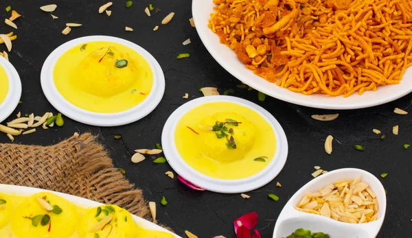 Geleneksel Hint Özel Tatlısı Ras Malai Rasmalai ya da Rossomalai olarak da bilinir.