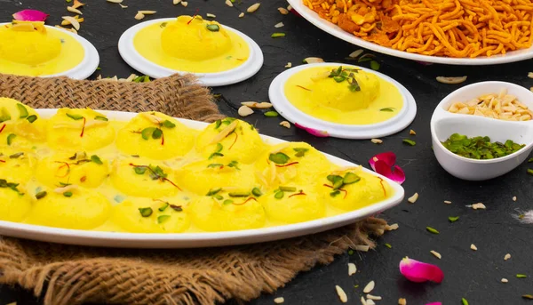 Geleneksel Hint Özel Tatlısı Ras Malai Rasmalai ya da Rossomalai olarak da bilinir.