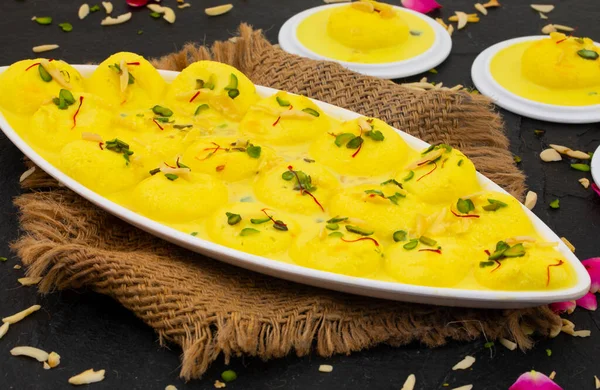 Geleneksel Hint Özel Tatlısı Ras Malai Rasmalai ya da Rossomalai olarak da bilinir.