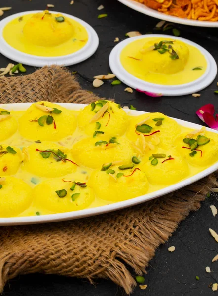 Geleneksel Hint Özel Tatlısı Ras Malai Rasmalai ya da Rossomalai olarak da bilinir.