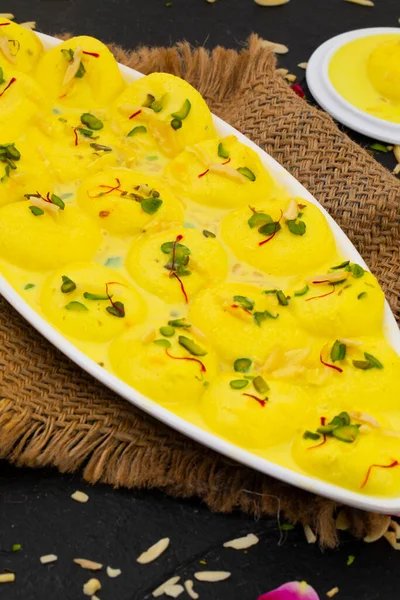 Geleneksel Hint Özel Tatlısı Ras Malai Rasmalai ya da Rossomalai olarak da bilinir.