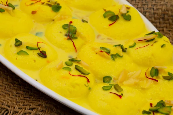 Geleneksel Hint Özel Tatlısı Ras Malai Rasmalai ya da Rossomalai olarak da bilinir.