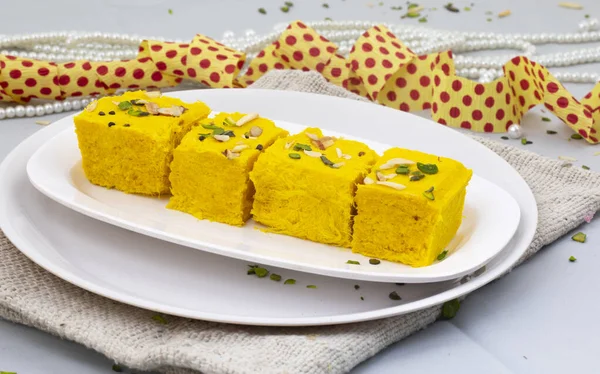 印度特殊的传统甜食Soan Papdi也被称为Son Roll Soam Papdi Patisa Shonpapdi是一种受欢迎的印度甜点 — 图库照片