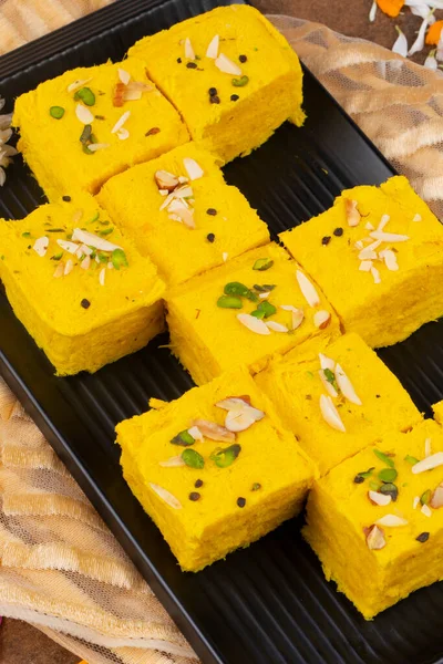 印度特殊的传统甜食Soan Papdi也被称为Son Roll Soam Papdi Patisa Shonpapdi是一种受欢迎的印度甜点 — 图库照片