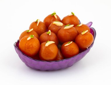 Hint Popüler Tatlısı Gulab Jamun olarak da bilinir. Beyaz Arkaplanda kala Jamun veya Kalajam olarak da bilinir.
