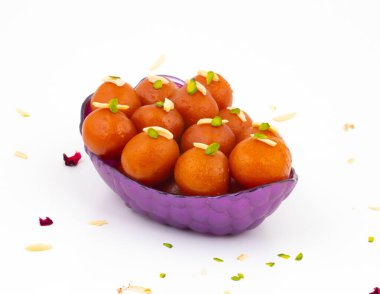 Hint Popüler Tatlısı Gulab Jamun olarak da bilinir. Beyaz Arkaplanda kala Jamun veya Kalajam olarak da bilinir.