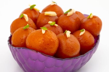 Hint Popüler Tatlısı Gulab Jamun olarak da bilinir. Beyaz Arkaplanda kala Jamun veya Kalajam olarak da bilinir.