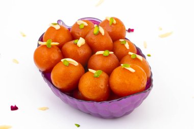 Hint Popüler Tatlısı Gulab Jamun olarak da bilinir. Beyaz Arkaplanda kala Jamun veya Kalajam olarak da bilinir.