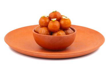 Hint Popüler Tatlısı Gulab Jamun olarak da bilinir. Beyaz Arkaplanda kala Jamun veya Kalajam olarak da bilinir.
