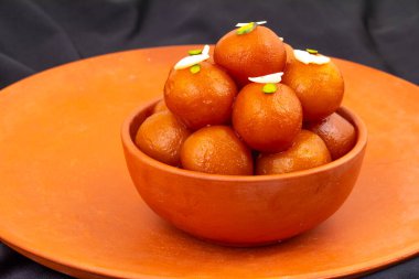 Hint Popüler Tatlı Gulab Jamun olarak da bilinir. Ayrıca kala Jamun ya da Kalajam olarak da bilinir.
