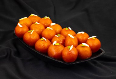 Hint Popüler Tatlı Gulab Jamun olarak da bilinir. Ayrıca kala Jamun ya da Kalajam olarak da bilinir.