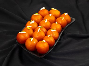 Hint Popüler Tatlı Gulab Jamun olarak da bilinir. Ayrıca kala Jamun ya da Kalajam olarak da bilinir.