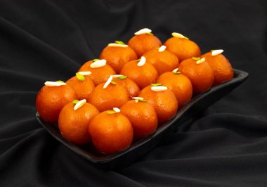 Hint Popüler Tatlı Gulab Jamun olarak da bilinir. Ayrıca kala Jamun ya da Kalajam olarak da bilinir.