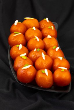 Hint Popüler Tatlı Gulab Jamun olarak da bilinir. Ayrıca kala Jamun ya da Kalajam olarak da bilinir.