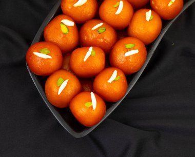 Hint Popüler Tatlı Gulab Jamun olarak da bilinir. Ayrıca kala Jamun ya da Kalajam olarak da bilinir.