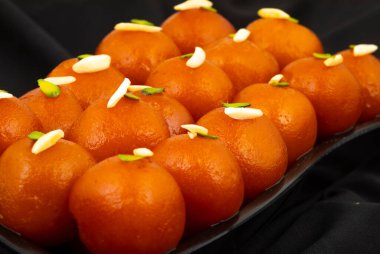 Hint Popüler Tatlı Gulab Jamun olarak da bilinir. Ayrıca kala Jamun ya da Kalajam olarak da bilinir.