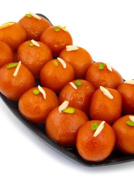 Hint Popüler Tatlısı Gulab Jamun olarak da bilinir. Beyaz Arkaplanda kala Jamun veya Kalajam olarak da bilinir.